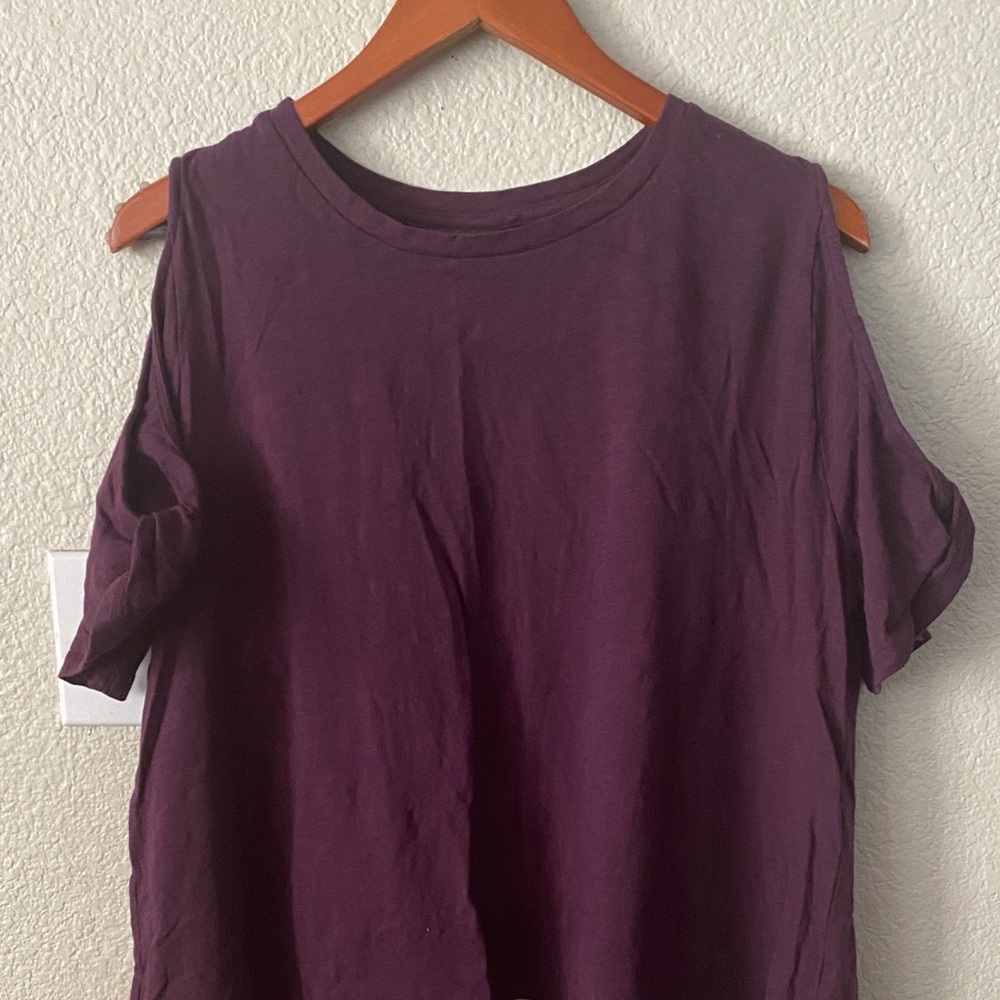 Livi cold shoulder top